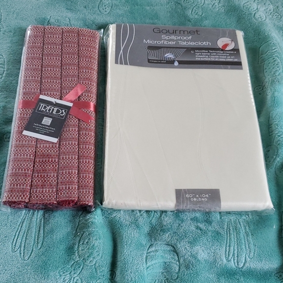 NWOT Tablecloth/Placemats Bundle - Picture 6 of 7